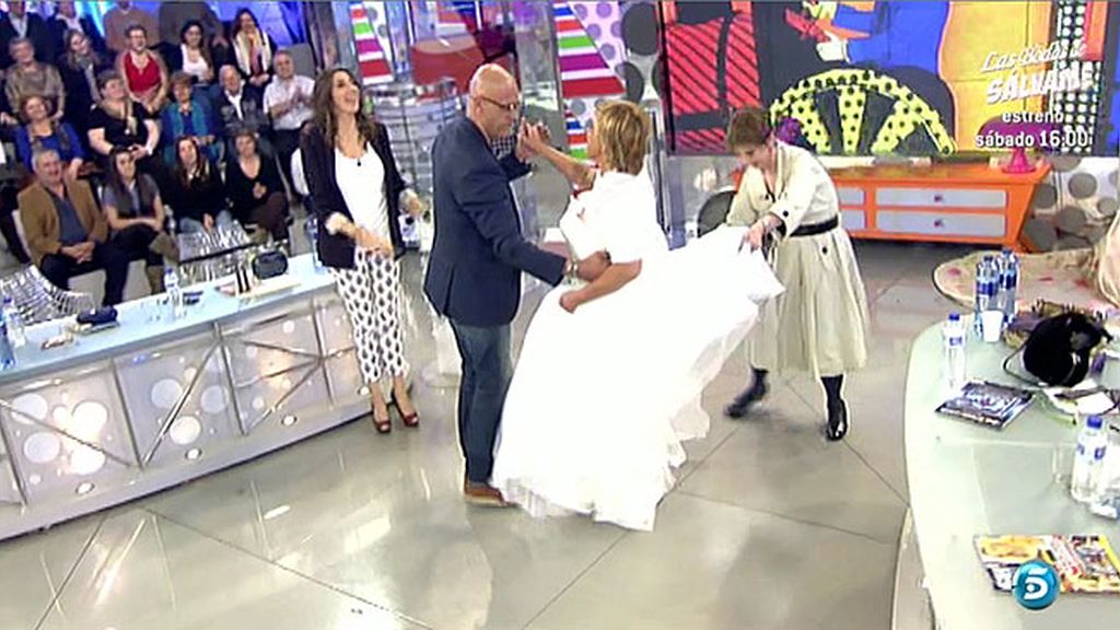 Las colaboradores y los colaboradores desfilan de blanco
