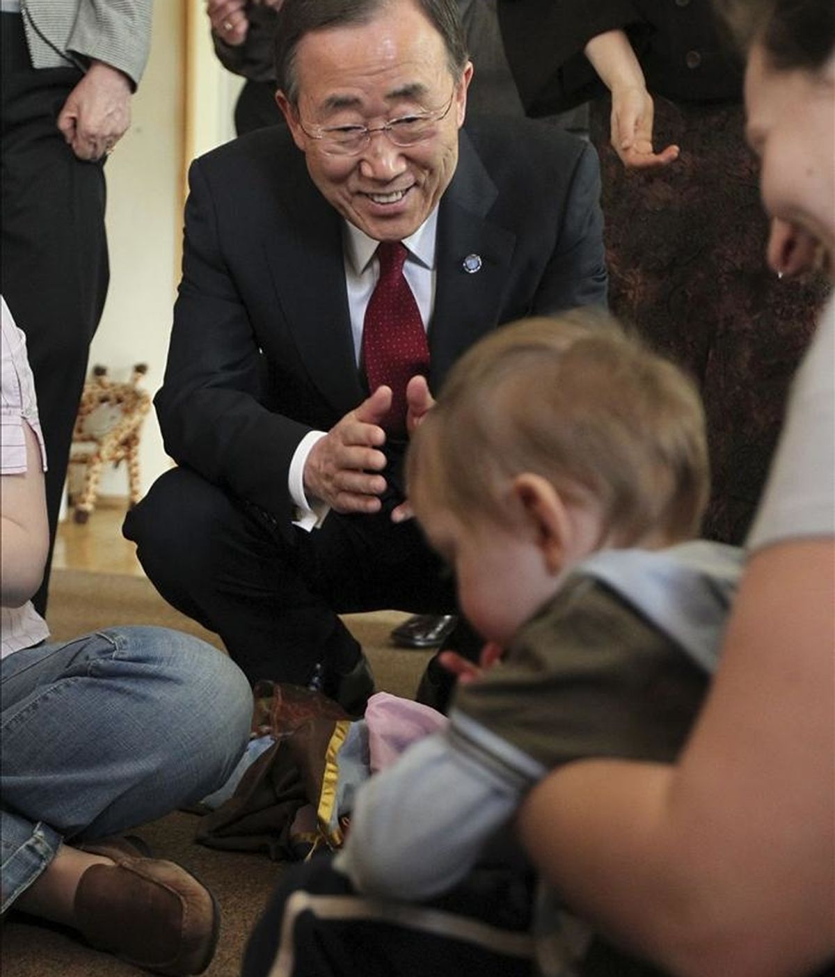 El secretario general de la ONU, Ban Ki-moon (c), interactúa con un niño durante su visita al Centro de Pedagogía Curativa (CCP) en Moscú, Rusia. EFE