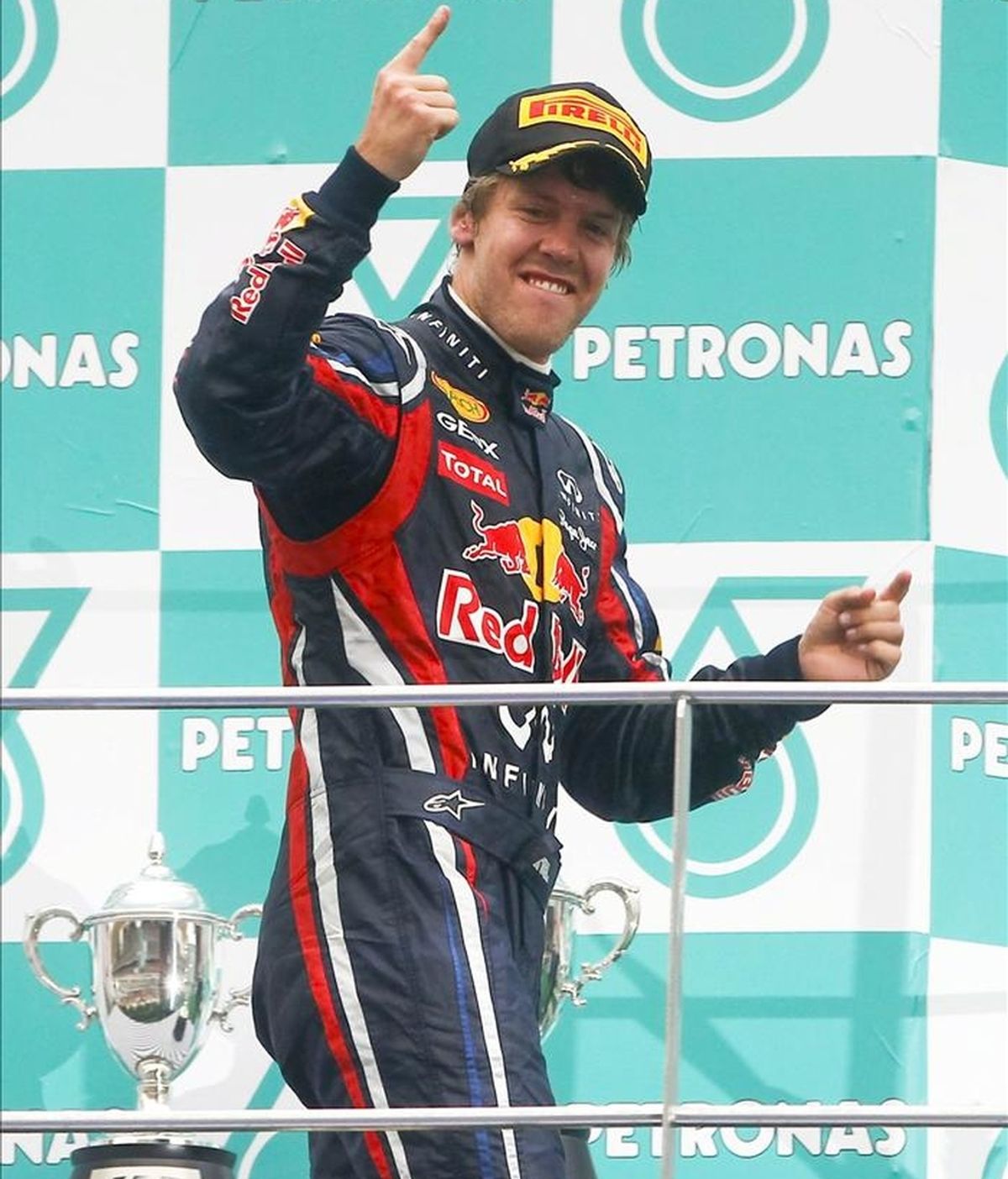 El piloto alemán Sebastian Vettel (Red Bull) celebra tras ganar el Gran Premio de Malasia de Fórmula Uno, segunda prueba del Mundial, que se disputa hoy, domingo 10 de abril de 2011 en el circuito de Sepang, en las afueras de Kuala Lumpur (Malasia). EFE