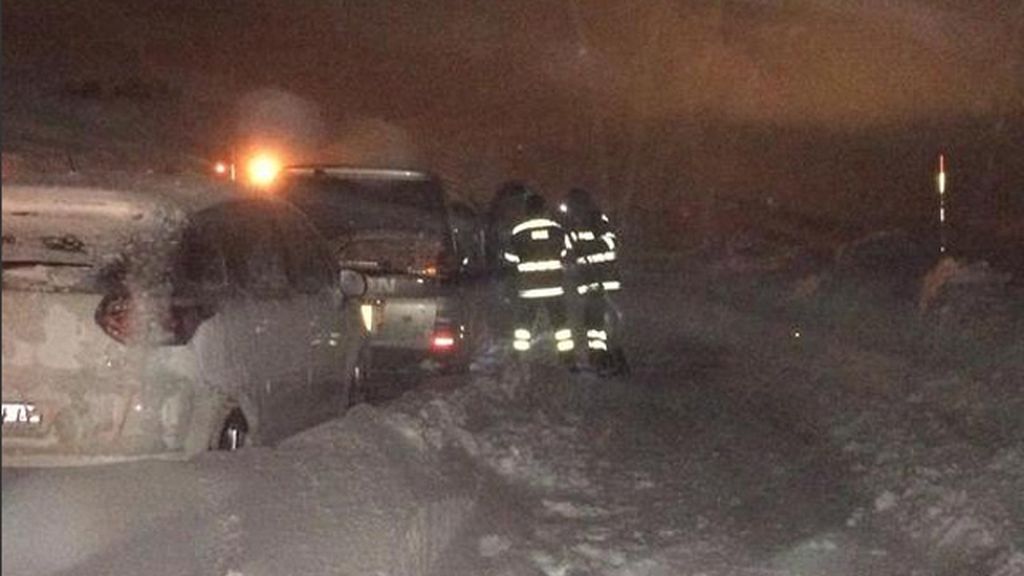 El ejército rescata a un centenar de personas atrapadas por la nieve en Cantabria