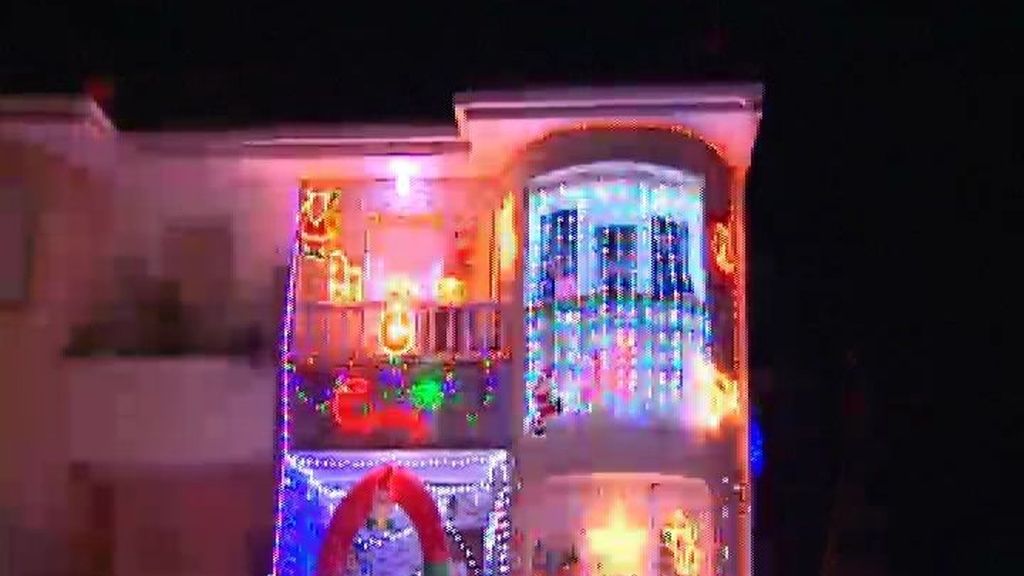 Una familia madrileña decora su casa con diez mil luces de Navidad