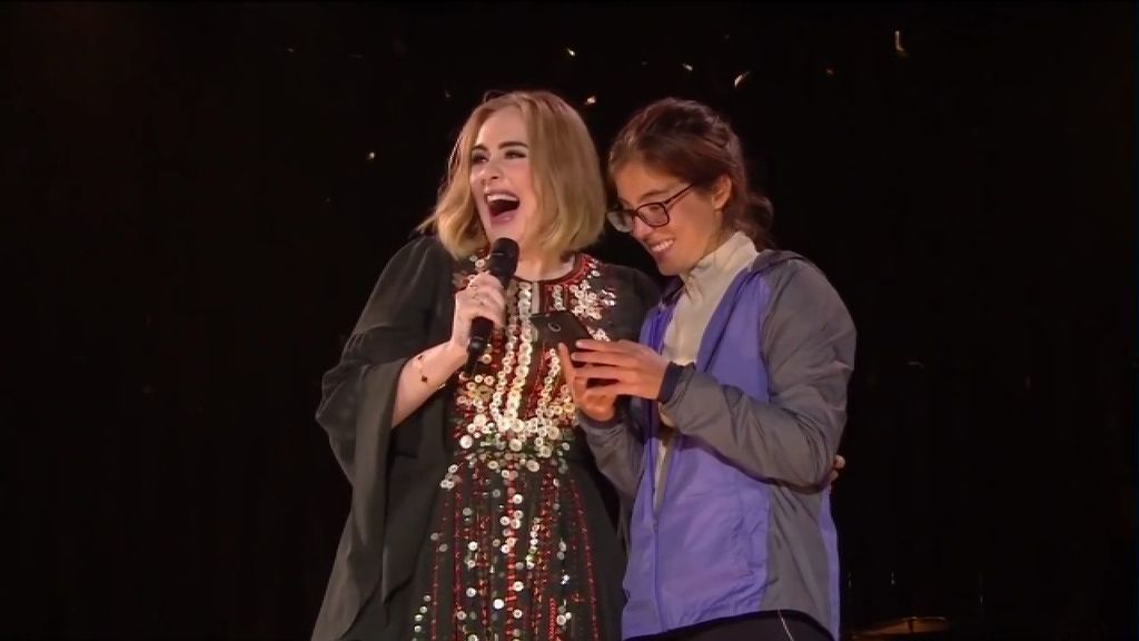 Adele eructa por sorpresa en pleno concierto