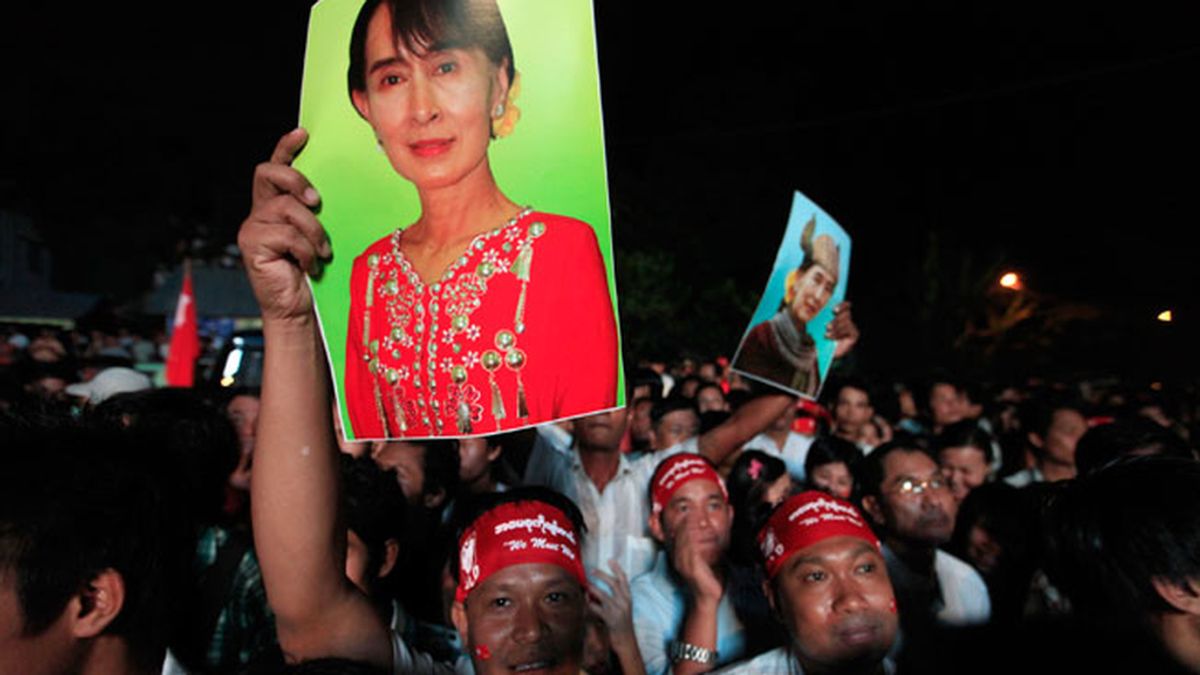 Un hombre levanta una foto de Aung San Suu Kyi