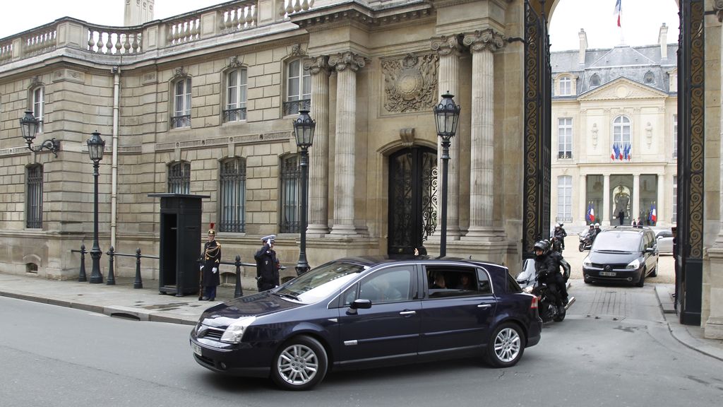 El presidente francés Nicolás Sarkozy sale del Elíseo con su esposa Carla Bruni