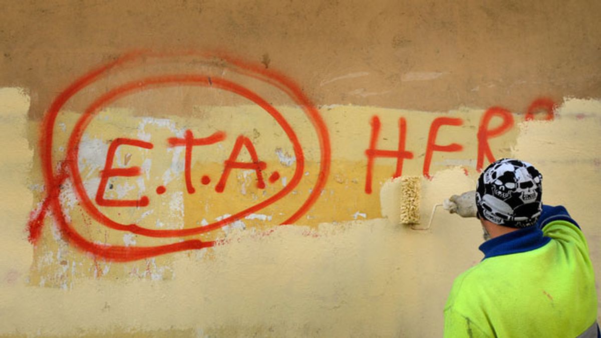Un operario borra una pintada con el anagrama de ETA