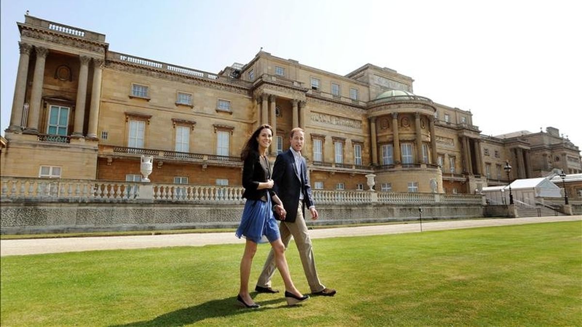 El príncipe Guillermo y Catalina, los nuevos duques de Cambridge, caminan agarrados de la mano por los jardines del palacio de Buckingham, en Londres (Reino Unido), el sábado 30 de abril, un día después de su boda.  EFE/Archivo