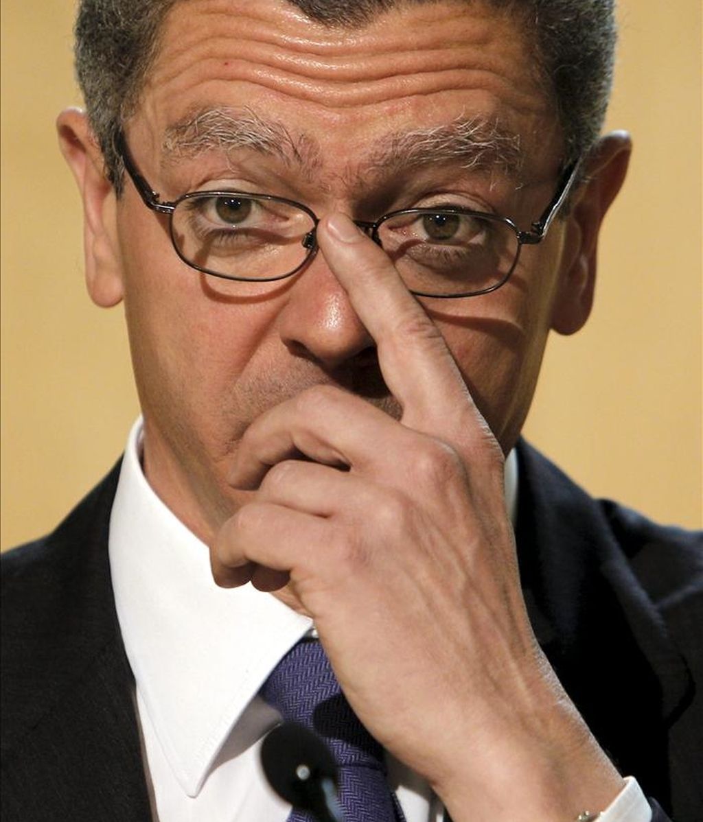 El alcalde de Madrid, Alberto Ruiz-Gallardón, durante la rueda de prensa que ofreció hoy tras la Junta de Gobierno, en la que ha celebrado la prohibición de la procesión atea convocada para el Jueves Santo porque la considera "una provocación" y ha apoyado la decisión de prohibirla adoptada por la Delegación del Gobierno. EFE