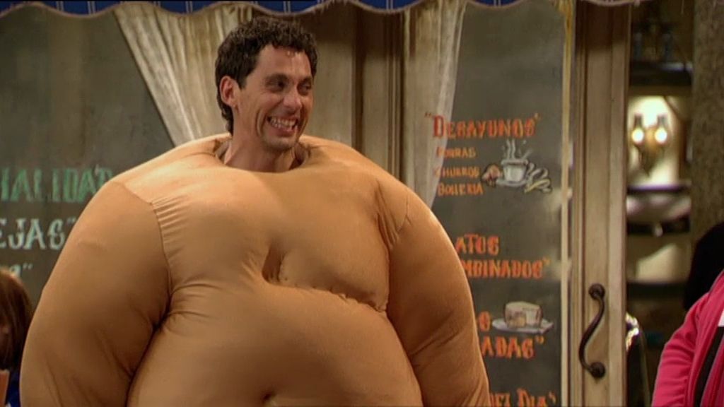 Su madre le pone un antiguo traje suyo de cuando era vedette