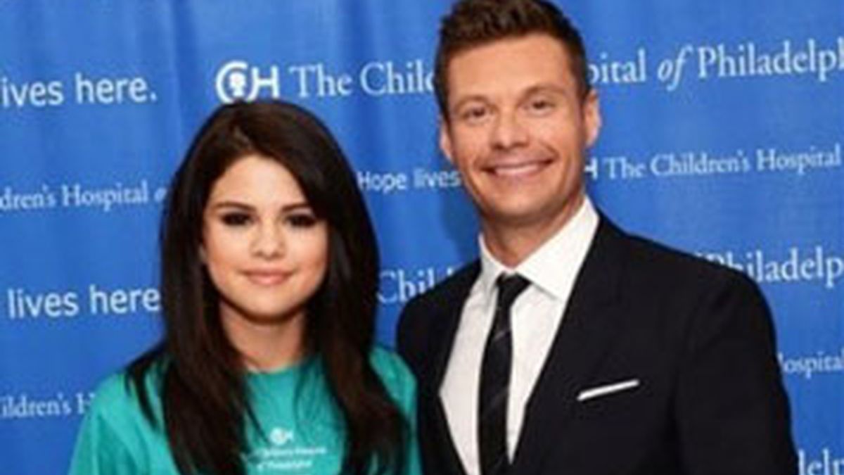 Selena Gómez luce sonrisa con Ryan Seacrest al avisitar a los niños enfermos