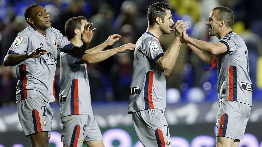 El delantero de Osasuna, Kike Sola (2d), celebra con sus compañeros el segundo gol del equipo rojillo El delantero de Osasuna, Kike Sola (2d), celebra con sus compañeros el segundo gol del equipo rojillo