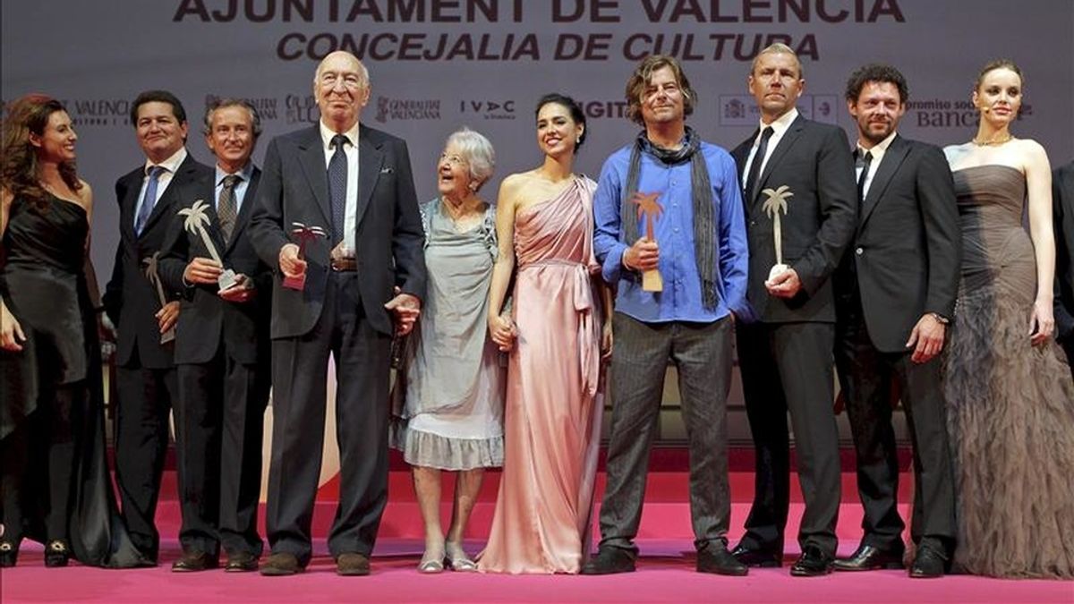Premiados y galardonados en la 32 Mostra de Valencia, a la finalización de la gala celebrada esta noche en la capital del Turia. EFE