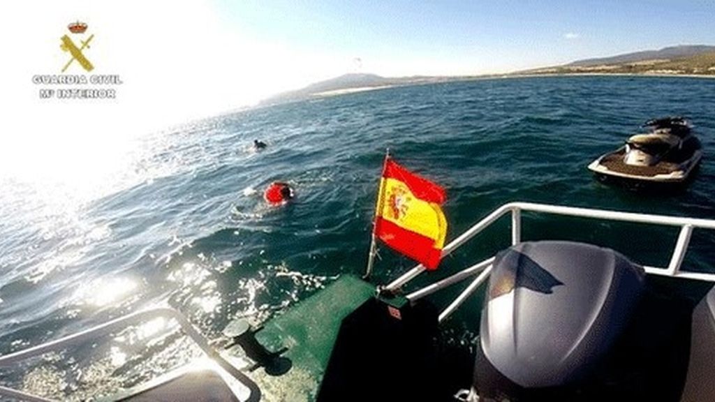 La Guardia Civil detiene a 15 personas por transportar inmigrantes en motos de agua