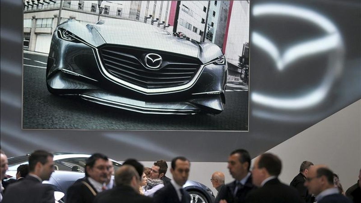 Periodistas conocen las novedades de la firma Mazda durante la 81º edición del Salón del Automóvil de Ginebra, Suiza. EFE/Archivo