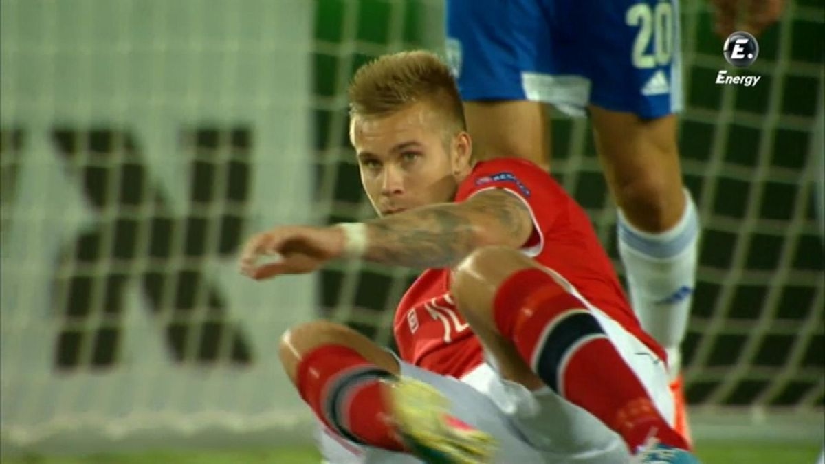Un jugador noruego se lamenta en el césped.