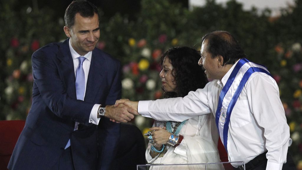 El Príncipe Felipe saluda a Daniel Ortega durante su toma de posesión El Príncipe Felipe saluda a Daniel Ortega durante su toma de posesión