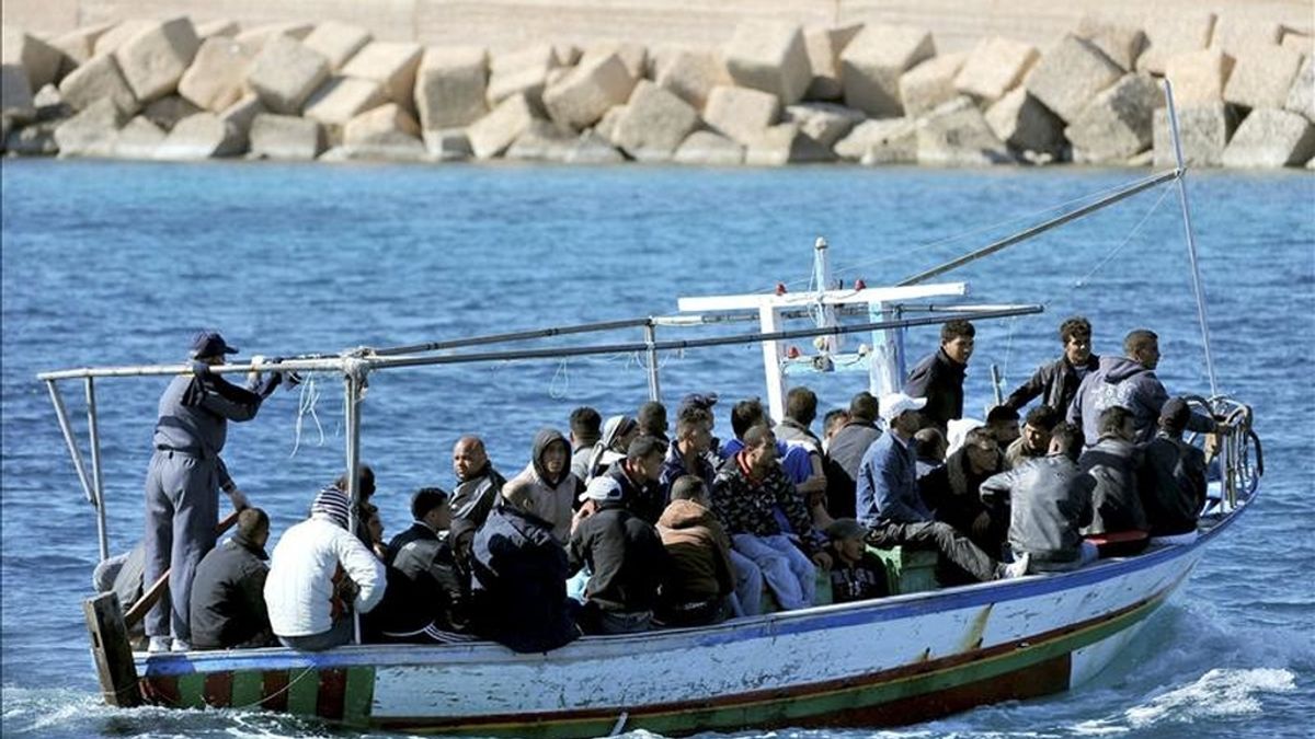 Un bote cargado con inmigrantes llega a la isla italiana de Lampedusa, en el sur de Italia, hoy. EFE