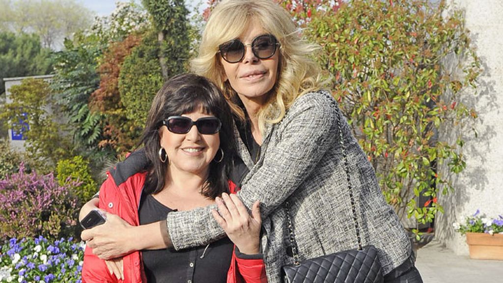 Amigos de Sara en el tanatorio