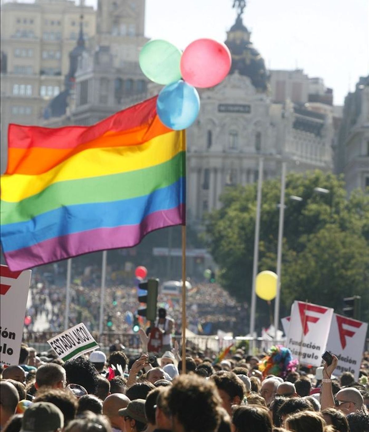 Vista de los participantes en un desfile del Orgullo Gay que se celebra en las calles de Madrid. EFE/Archivo