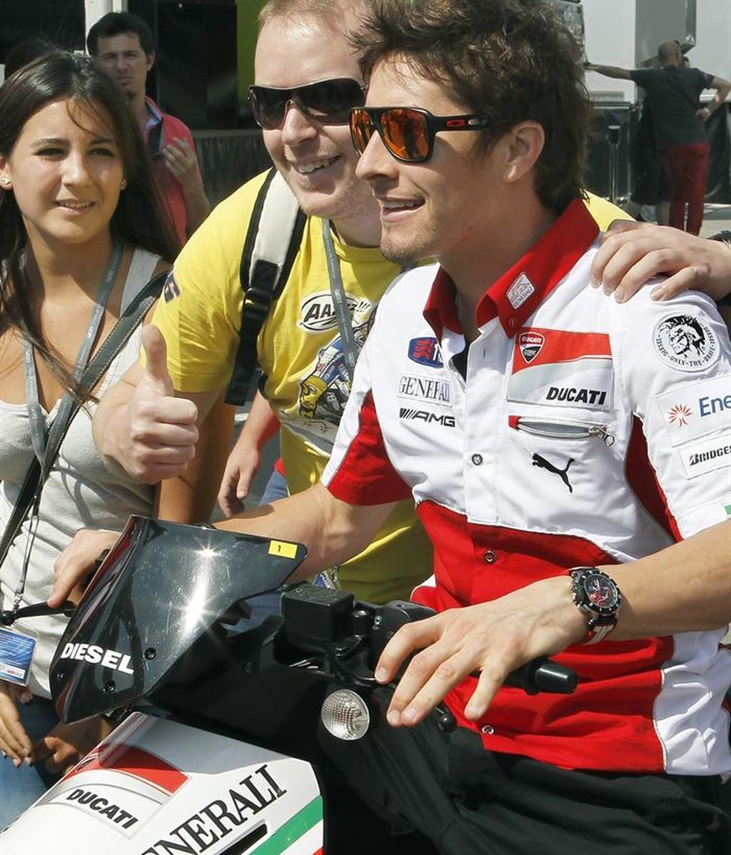 Hayden se fotografía con unos fans antes de los libres de Montmeló