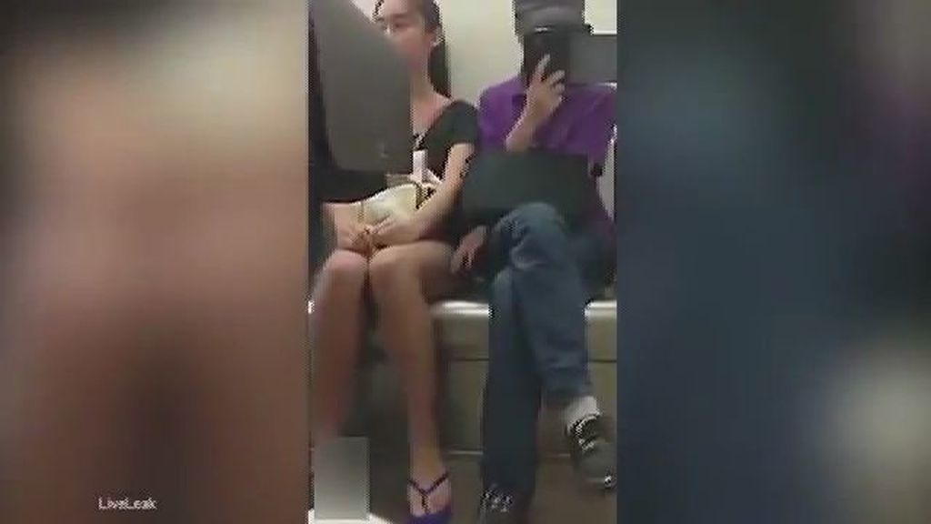 Un acosador se hace el distraído para tocar a una chica en el metro
