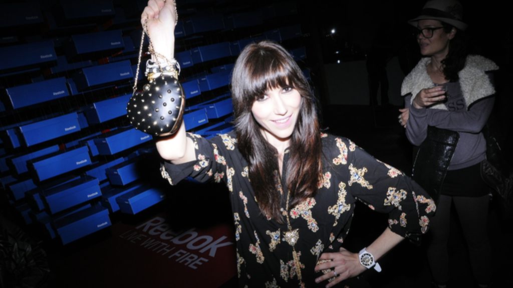 La cantante Nika presumiendo de bolso