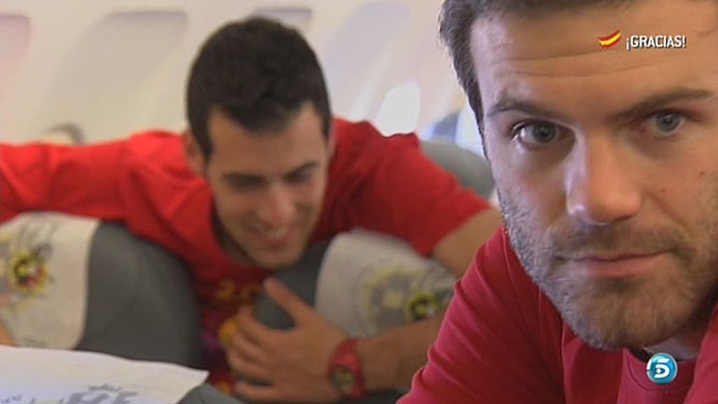 Entre periódicos, balones y tartas con la bandera