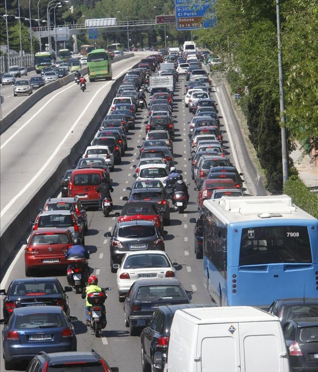 Estado de la circulación en la autovía A-6, dirección salida de Madrid, en una jornada en la que la DGT ha puesto en marcha a las tres de esta tarde a un dispositivo especial para vigilar la circulación en las carreteras durante las vacaciones de Semana Santa, en las que se prevé que se produzcan unos 14,4 millones de desplazamientos desde hoy y hasta el lunes día 25. EFE
