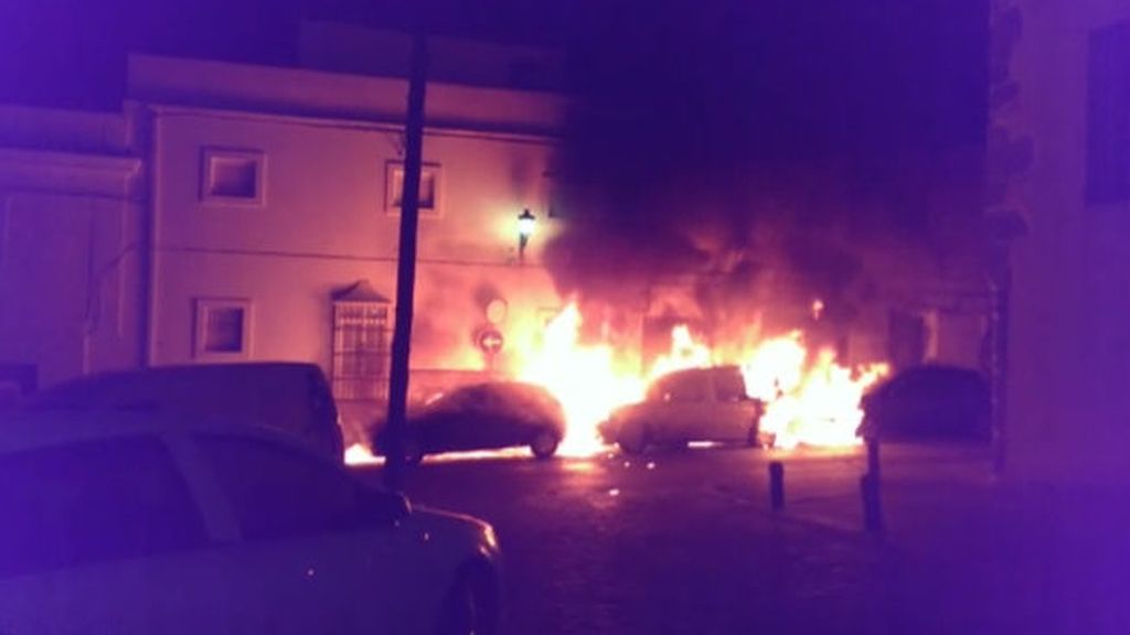 Nueve coches ardiendo provocan el desalojo de ocho familias en Cádiz