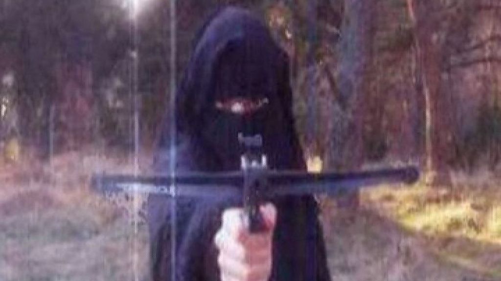 Se busca a Hayat Boumedienne, la novia del terrorista que practicaba tiro con ballesta