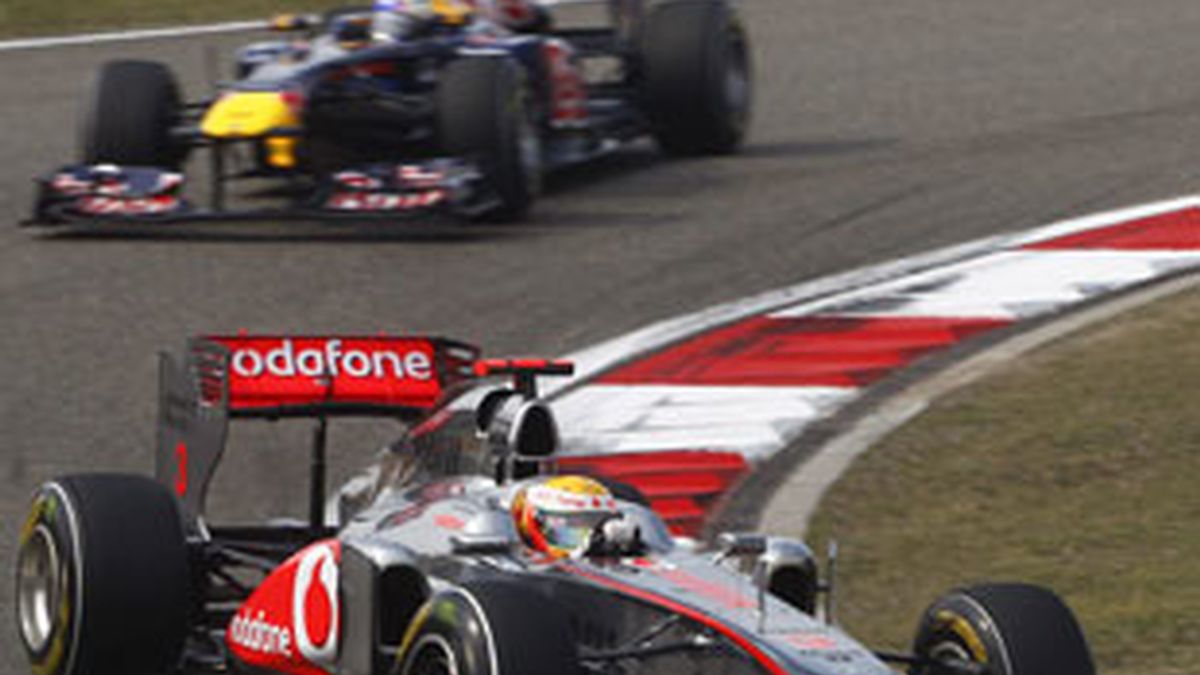 Hamilton logra imponerse a los Red Bull de Vettel y Webber. Foto: EFE.