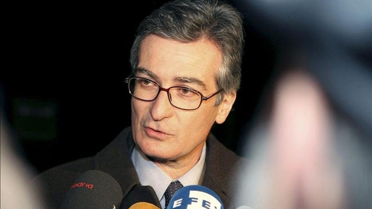 El director general de Asuntos Consulares, Santiago Cabanas, hace declaraciones a las puertas de la base aérea de Torrejón, donde esta noche ha llegado el avión de la Fuerza Aérea española enviado a Trípoli para evacuar a los españoles que permanecían en Libia. Según fuentes del Ministerio de Asuntos Exteriores han viajado 124 pasajeros de los que unos 40 son españoles y el resto ciudadanos de otras nacionalidades. EFE El director general de Asuntos Consulares, Santiago Cabanas, hace declaraciones a las puertas de la base aérea de Torrejón, donde esta noche ha llegado el avión de la Fuerza Aérea española enviado a Trípoli para evacuar a los españoles que permanecían en Libia. Según fuentes del Ministerio de Asuntos Exteriores han viajado 124 pasajeros de los que unos 40 son españoles y el resto ciudadanos de otras nacionalidades. EFE