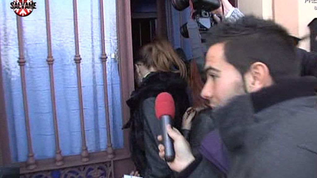 Juntos, acuden a casa de la modelo