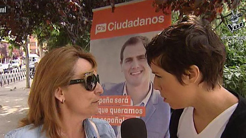 Marta Nebot habla con los 'esquineros', voluntarios que hacen campaña a pie de calle