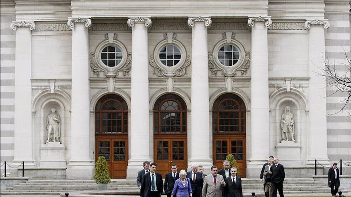 Los dirigentes del Partido Verde salen de la sede del gobierno y se dirigen a ofrecer una rueda de prensa ayer en Dublín, Irlanda. EFE