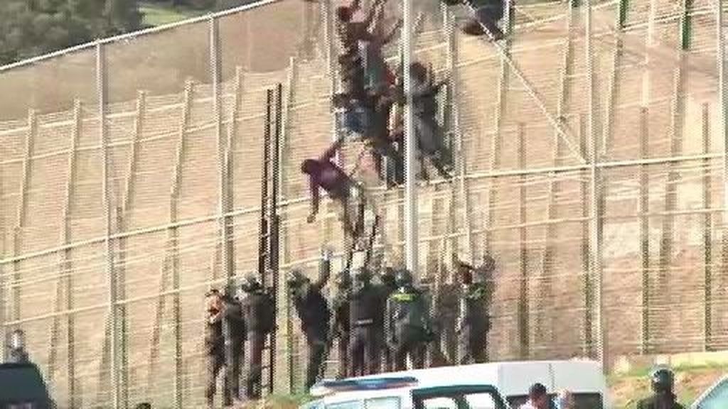 Imputan a ocho guardias civiles por golpear a un inmigrante en un salto a la valla