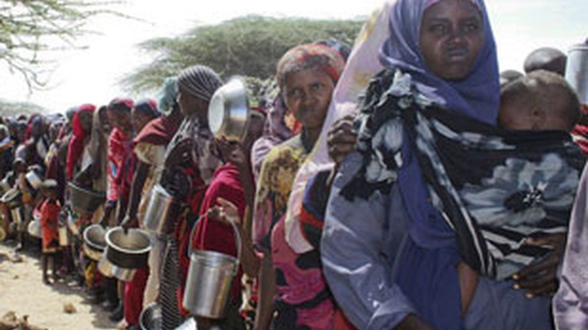 Una fila de mujeres en el campamento de refugiados en Mogadiscio, Somalia. Foto: EFE