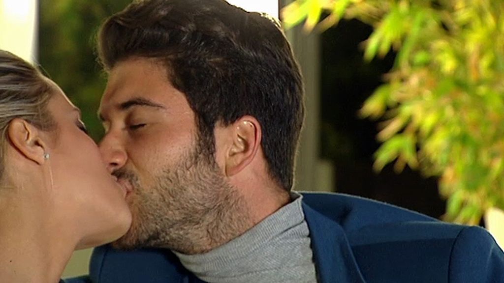 El beso de Corina y Diego Betancort