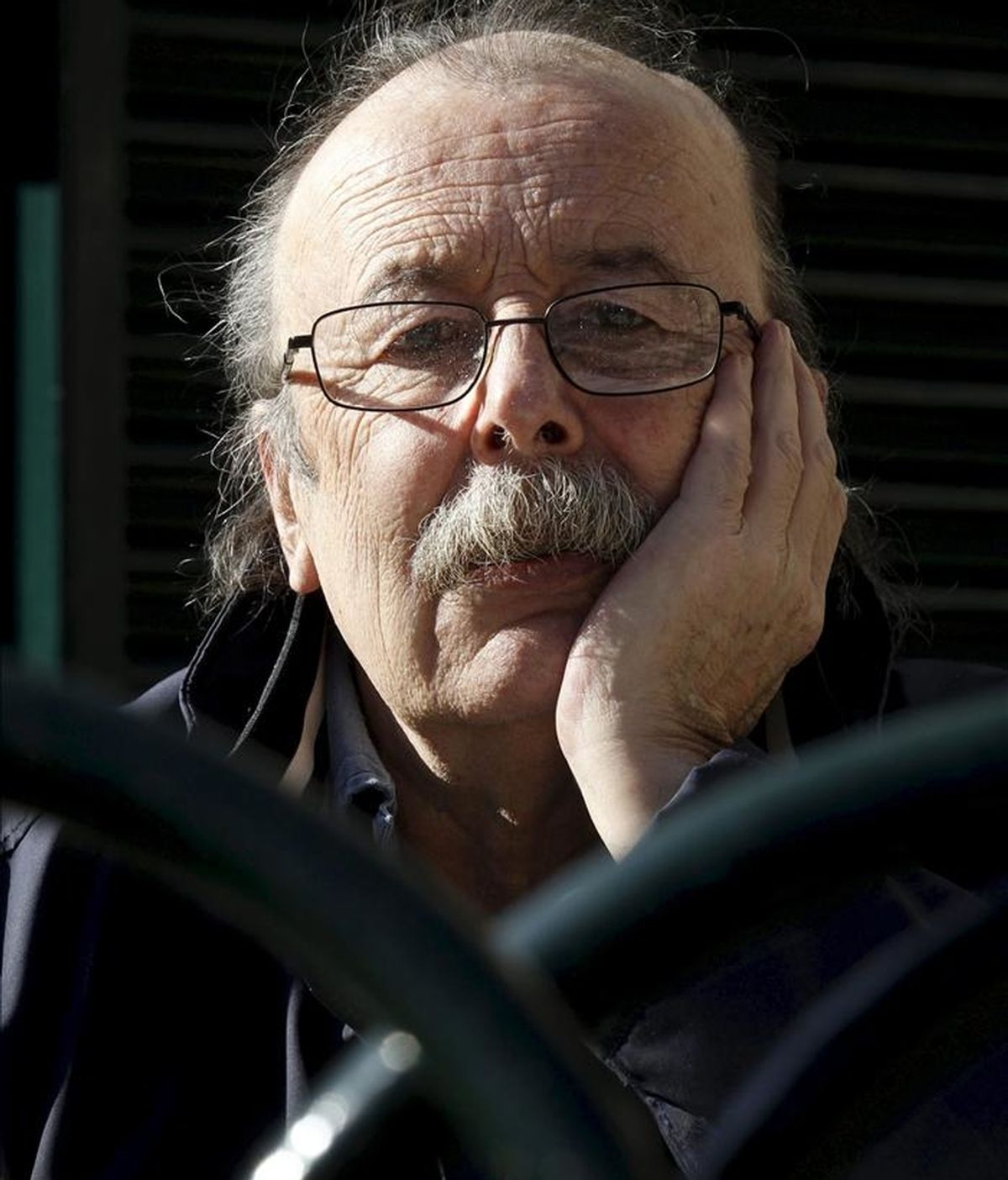 El escritor y periodista Juan Cueto, responsable de la implantación de Canal en España y pionero en la crítica televisiva, durante una entrevista con Efe sobre su nuevo libro, "Cuando Madrid hizo pop", un volumen que reúne algunos textos de sus ensayos, artículos y críticas. EFE El escritor y periodista Juan Cueto, responsable de la implantación de Canal en España y pionero en la crítica televisiva, durante una entrevista con Efe sobre su nuevo libro, "Cuando Madrid hizo pop", un volumen que reúne algunos textos de sus ensayos, artículos y críticas. EFE