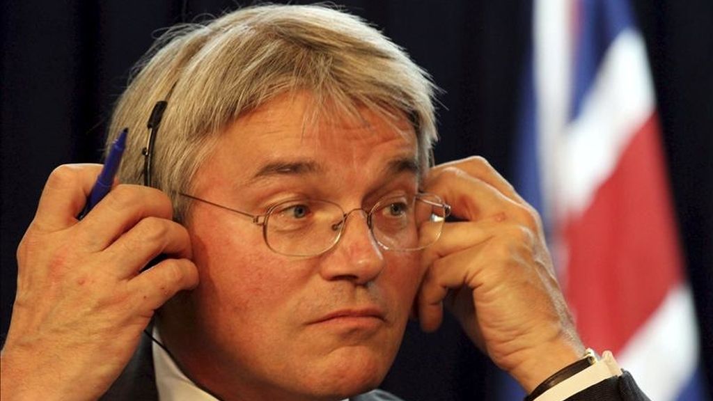 Las autoridades británicas también se comprometieron a proveer ayuda médica y sanitaria a las personas que han quedado atrapadas por los enfrentamientos en la zona occidental de Libia, indicó el ministro británico de Cooperación Internacional, Andrew Mitchell. EFE/Archivo
