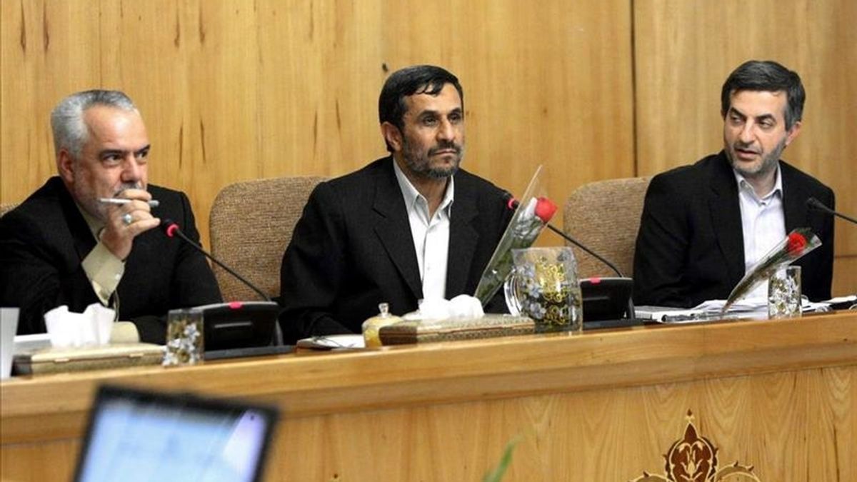 Fotografía cedida hoy, domingo 1 de mayo de 2011, por la Presidencia de Irán que muestra al presidente iraní, Mahmud Ahmadienyad (c), liderando una reunión con el gabinete de ministros. EFE