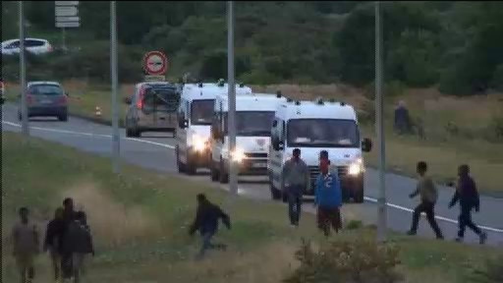 Tensión en Calais: 1.700 inmigrantes intentan cruzar el eurotúnel