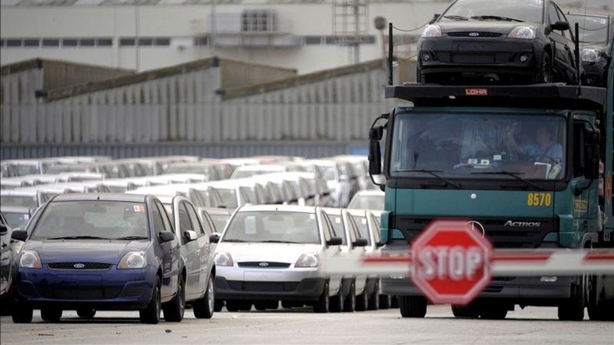 Las matriculaciones de turismos en mayo se situarán en unas 77.000 unidades, un 25,2 % inferiores a las 102.874 del mismo mes de 2010, informaron hoy a EFE fuentes del sector automovilístico. EFE/Archivo Las matriculaciones de turismos en mayo se situarán en unas 77.000 unidades, un 25,2 % inferiores a las 102.874 del mismo mes de 2010, informaron hoy a EFE fuentes del sector automovilístico. EFE/Archivo