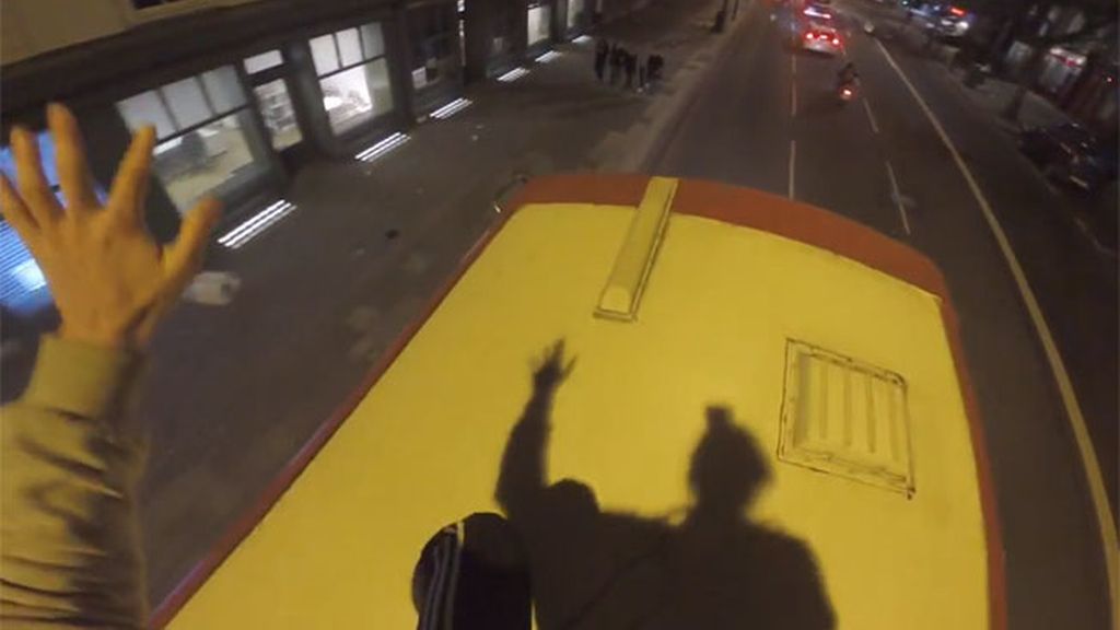 ‘Surfea’ Londres sobre el techo de un autobús y lo sube a Internet