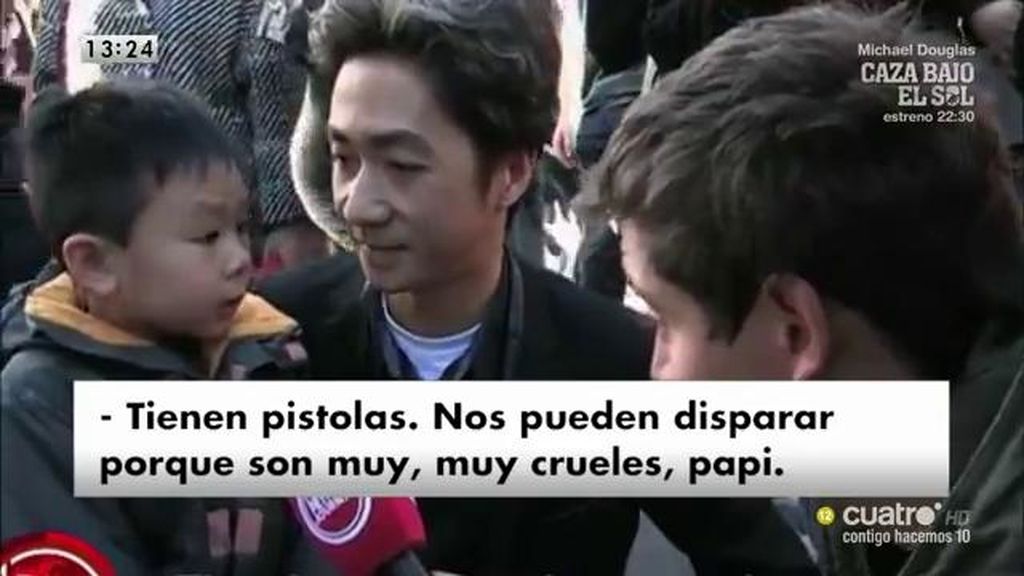 Un padre intenta explicar a su hijo lo que ha pasado en los atentados