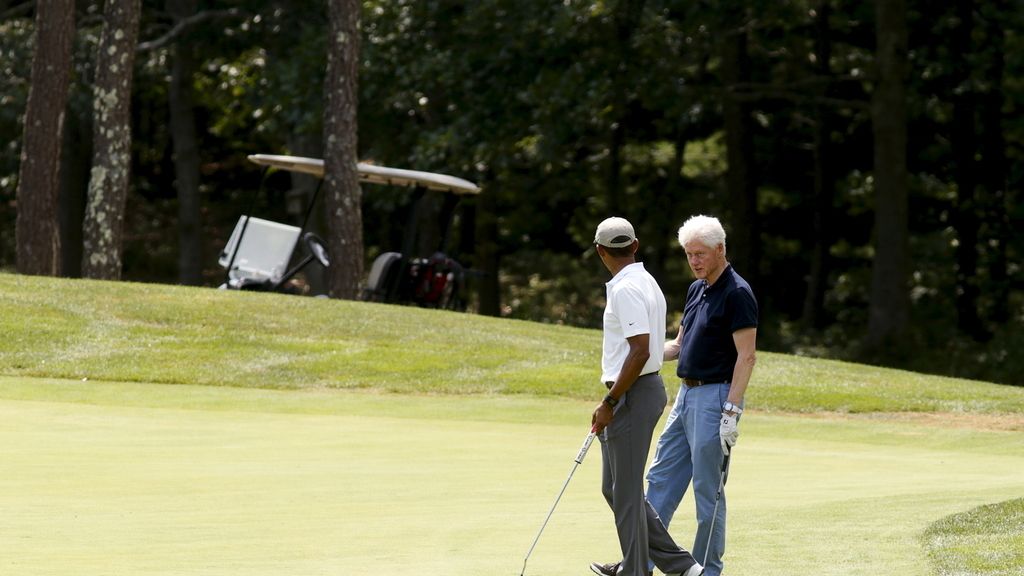 Obama juega al golf con Bill Clinton durante sus vacaciones
