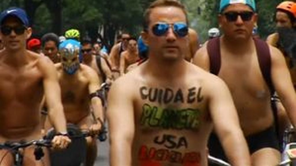 Desnudos y en bici para crear conciencia medioambiental en México
