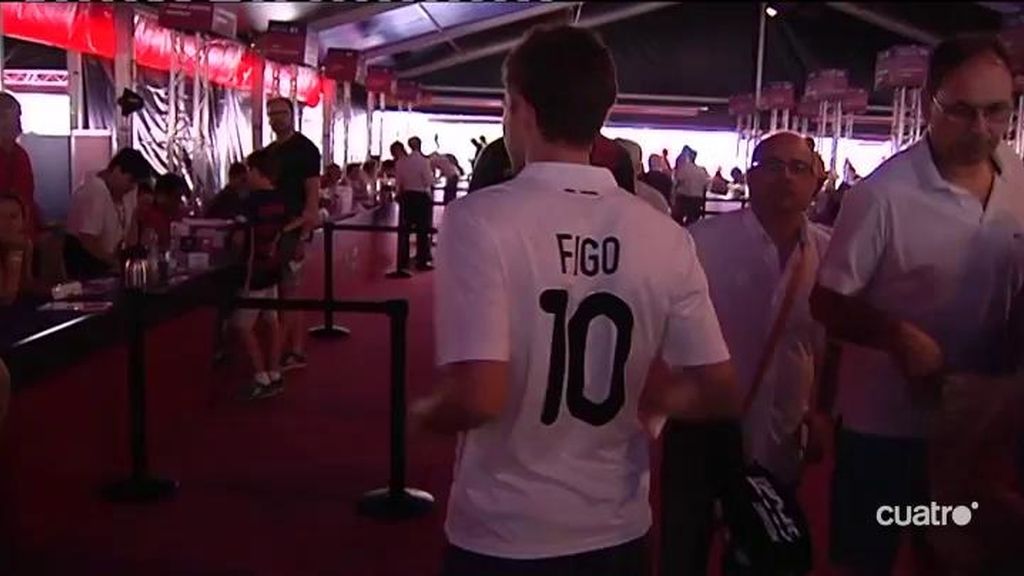 Un socio del Barcelona va a votar con la camiseta del Real Madrid de Figo