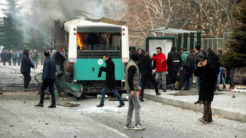 Un atentado contra un autobús en Turquía causa al menos 13 muertos