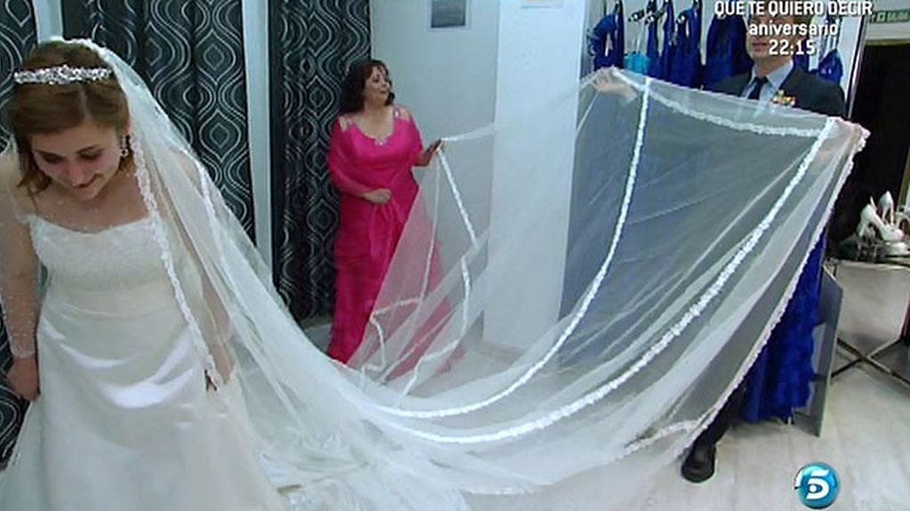 Antonio y María, junto a su wedding planner, buscan traje para su gran día