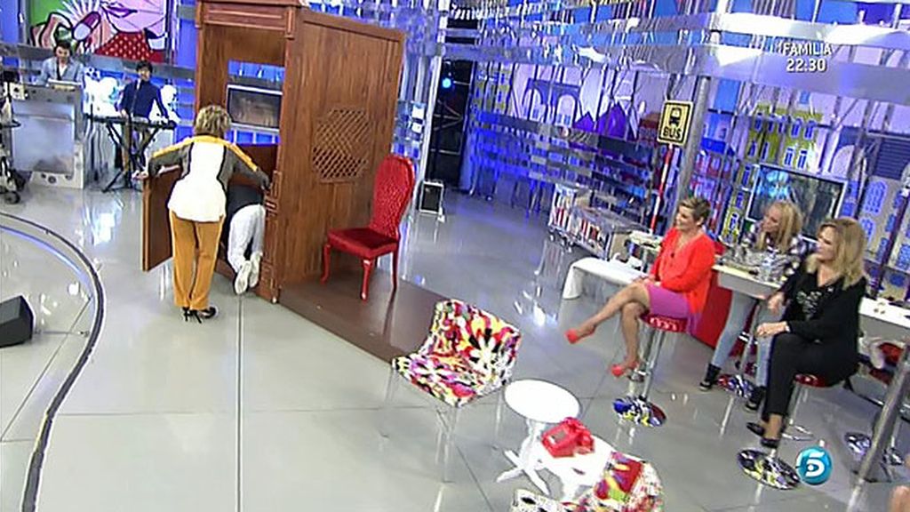 Las luces se apagaban y un confesionario entraba en plató